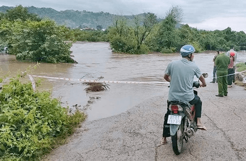 Gia Lai: Mưa lớn làm ngập ngầm tràn, 200 hộ dân bị cô lập