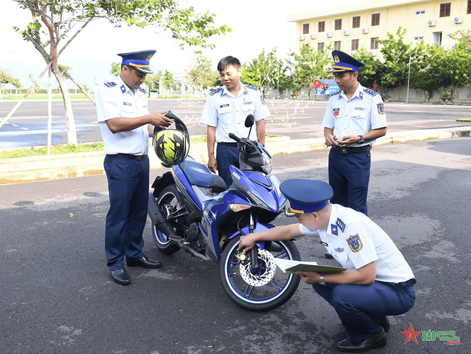 Kiểm tra công tác bảo đảm trật tự, an toàn giao thông đường bộ tại Hải đoàn 32 Cảnh sát biển