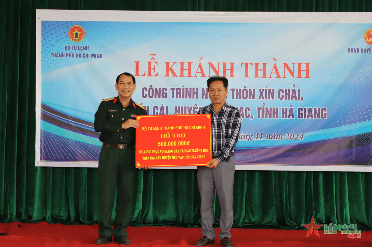 Bộ tư lệnh TP Hồ Chí Minh và nhà hảo tâm hỗ trợ an sinh tại huyện Mèo Vạc (Hà Giang)