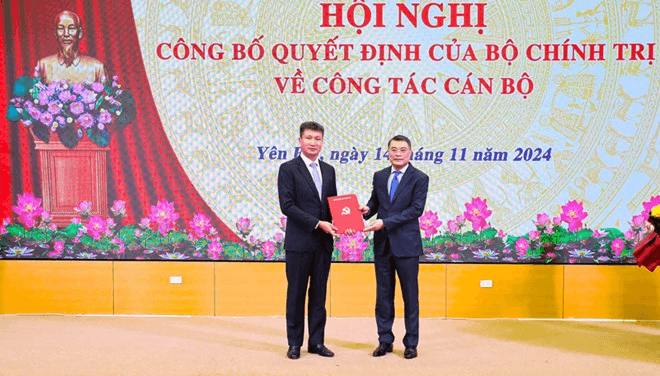 Công bố quyết định của Bộ Chính trị về công tác cán bộ