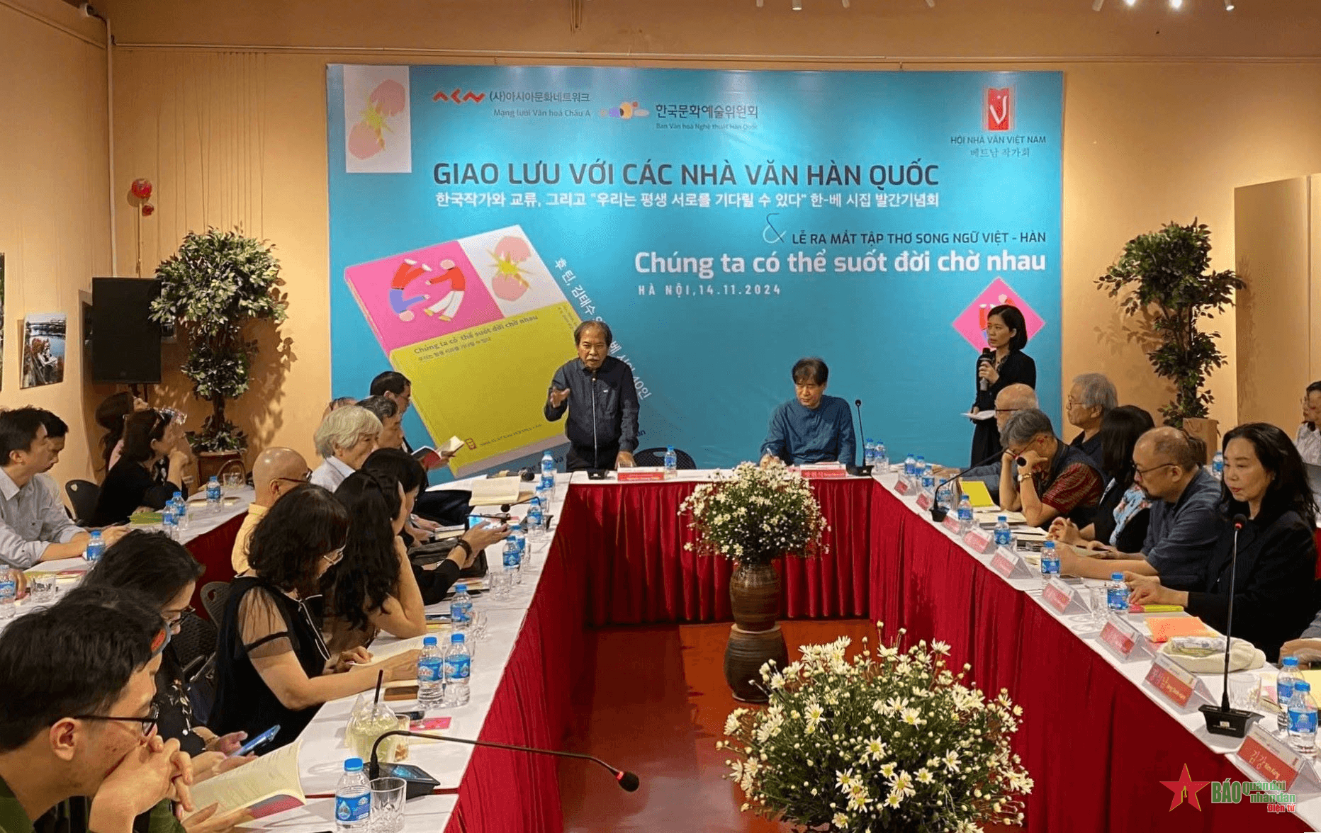Ra mắt tập thơ song ngữ Việt Nam - Hàn Quốc “Chúng ta có thể suốt đời chờ nhau”