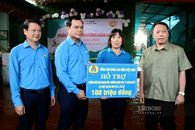 Trao sổ tiết kiệm tặng trẻ em mồ côi là con đoàn viên công đoàn, người lao động