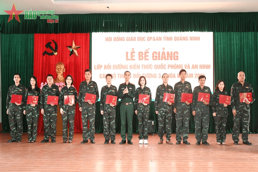Quảng Ninh: Bế giảng Lớp bồi dưỡng kiến thức quốc phòng và an ninh đối tượng 3, khóa 6
