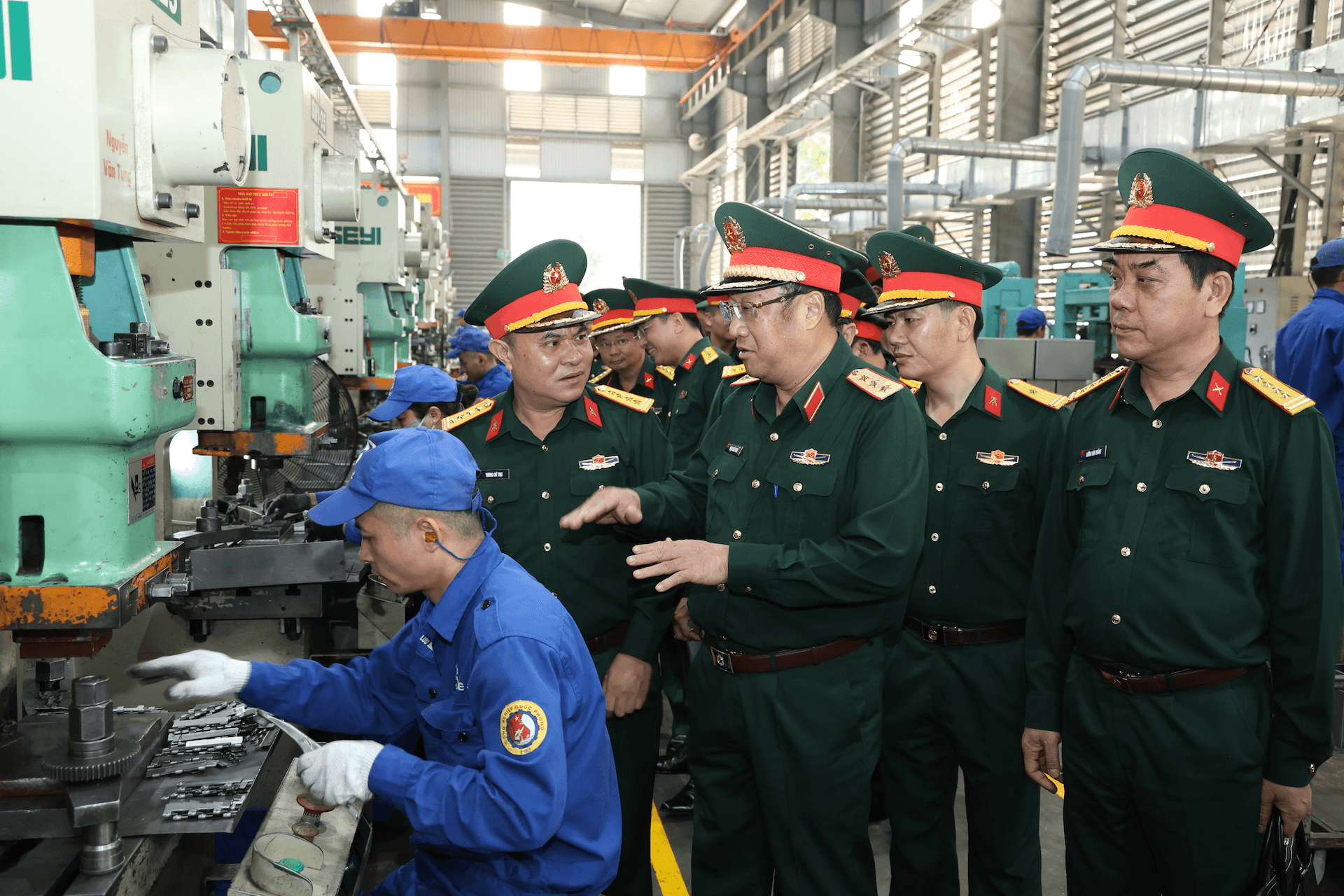 Thượng tướng Phạm Hoài Nam làm việc tại Nhà máy Z183