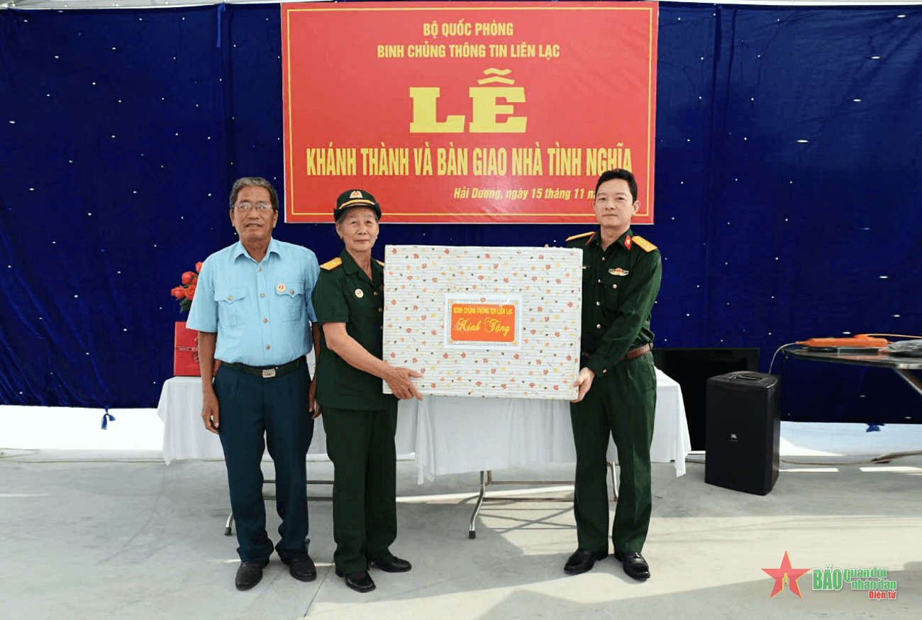 Binh chủng Thông tin liên lạc trao Nhà tình nghĩa tặng đối tượng chính sách