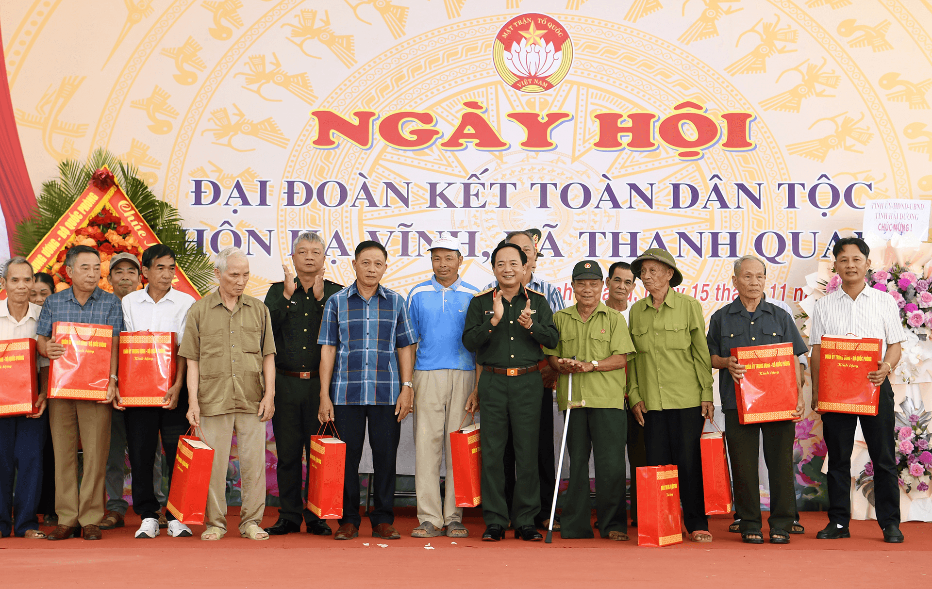Thượng tướng Trịnh Văn Quyết dự Ngày hội Đại đoàn kết thôn Hạ Vĩnh
