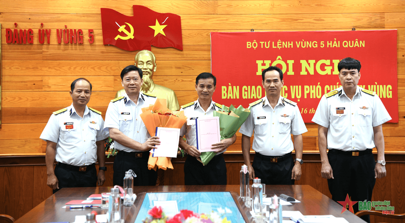 Bàn giao chức vụ Phó chính ủy Bộ tư lệnh Vùng 5 Hải quân