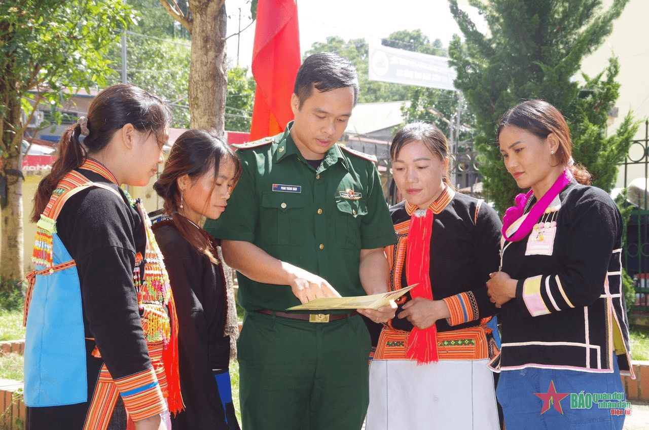 Bài 2: Cùng đồng bào bài trừ hủ tục lạc hậu