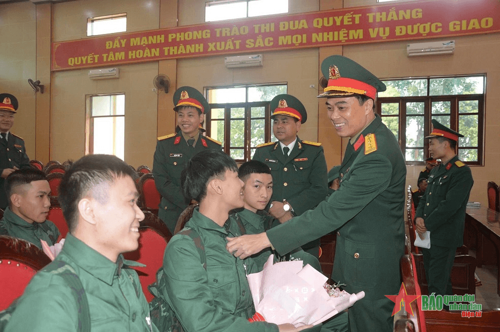 Thanh niên háo hức khám tuyển nghĩa vụ quân sự, sẵn sàng lên đường nhập ngũ