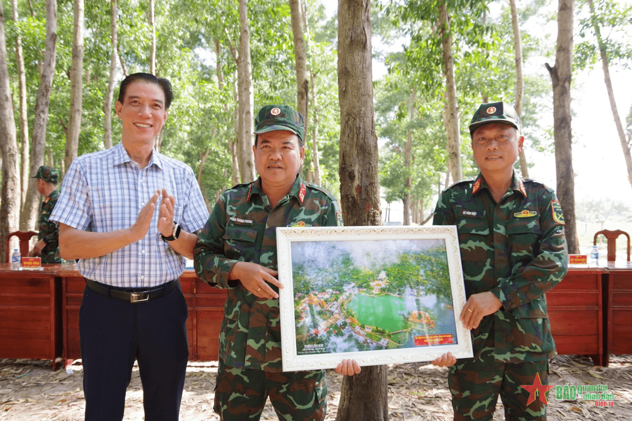 An Giang: Thăm, tặng quà cán bộ, chiến sĩ tham gia diễn tập chỉ huy - cơ quan 1 bên, 2 cấp
