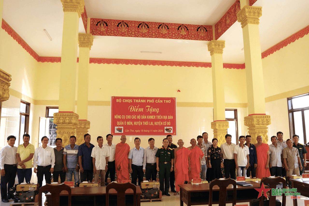 Cần Thơ trao tặng nông cụ cho các hộ dân người dân tộc Khmer
