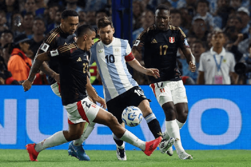 Vòng loại World Cup 2026: Messi kiến tạo, Martinez lập siêu phẩm vào lưới Peru