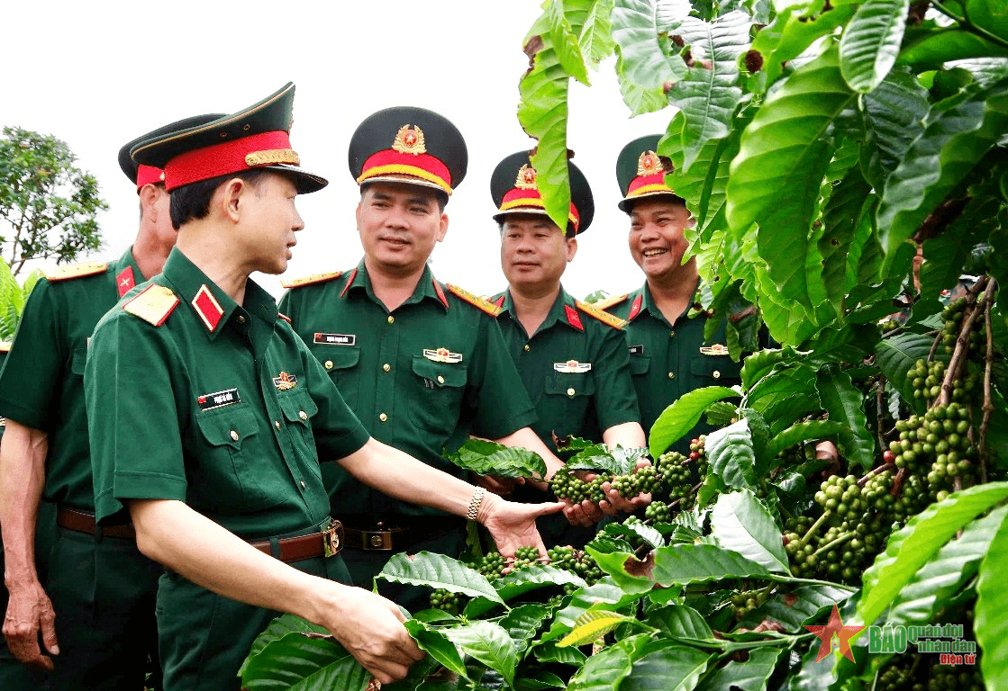 Tư lệnh Binh đoàn 16 thăm, làm việc tại Trung đoàn 726
