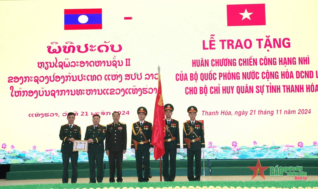 Bộ Chỉ huy Quân sự Thanh Hóa đón nhận Huân chương Chiến công hạng Nhì của Bộ Quốc phòng Lào trao tặng