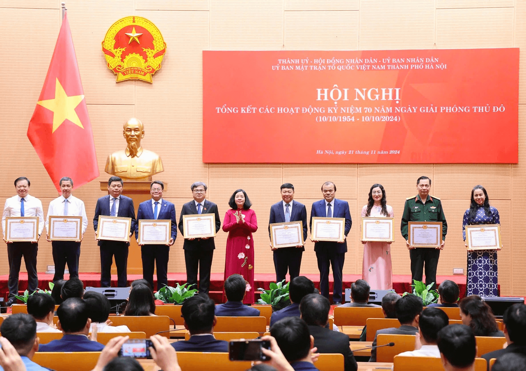 Hà Nội khen thưởng nhiều tập thể, cá nhân trong dịp kỷ niệm 70 năm Ngày Giải phóng Thủ đô