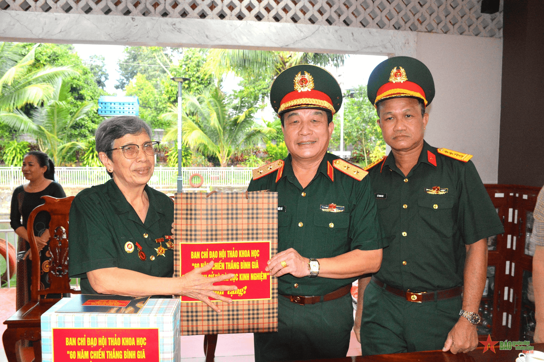 Trung tướng Trương Thiên Tô thăm, tặng quà tri ân gia đình các nhân chứng lịch sử tham gia chiến dịch Bình Giã