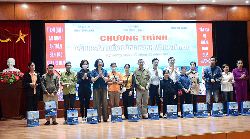 Sôi nổi chương trình Cảnh sát biển đồng hành với ngư dân trên đất mỏ