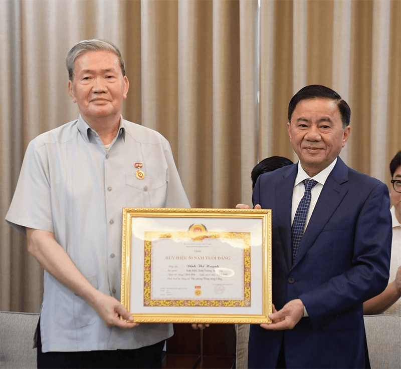 Trao Huy hiệu 50 năm tuổi Đảng tặng đồng chí Đinh Thế Huynh