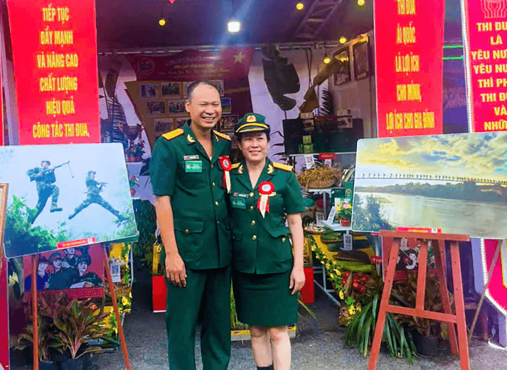 Vợ chồng chiến sĩ thi đua