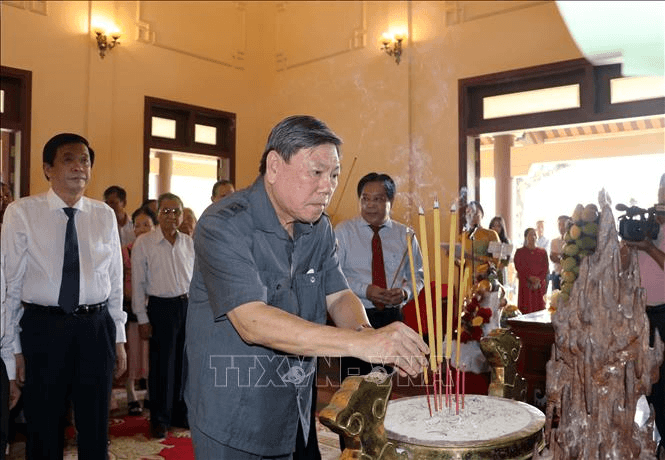 Dâng hương kỷ niệm 102 năm Ngày sinh Thủ tướng Chính phủ Võ Văn Kiệt
