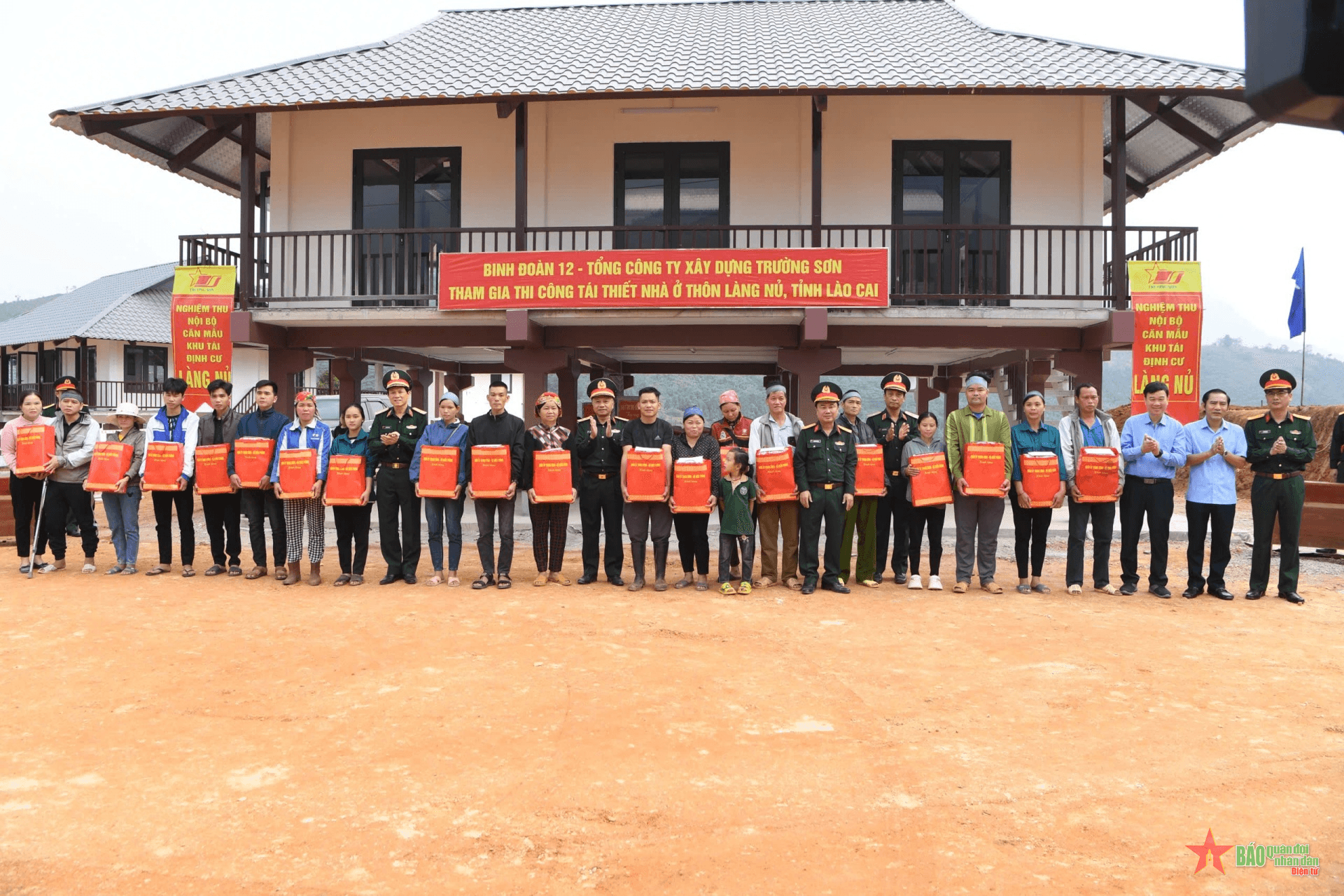 Đoàn công tác Tổng cục Chính trị thăm, tặng quà nhân dân thôn Làng Nủ và thôn Nậm Tông