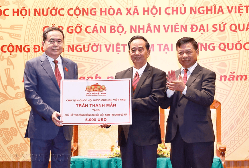 Chủ tịch Quốc hội Trần Thanh Mẫn gặp gỡ cộng đồng người Việt tại Campuchia