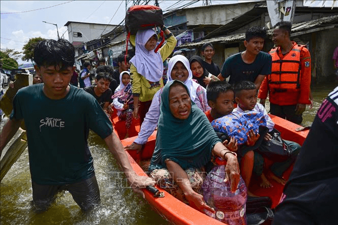 Lở đất và lũ quét ở Indonesia, nhiều người thương vong