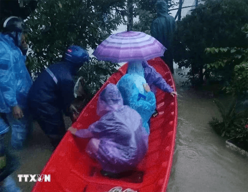 Quảng Ngãi di dời người dân trong đêm do mưa lớn, nước sông dâng cao