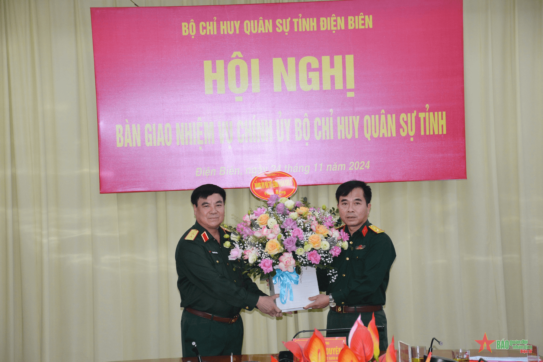 Bàn giao nhiệm vụ Chính ủy Bộ CHQS tỉnh Điện Biên