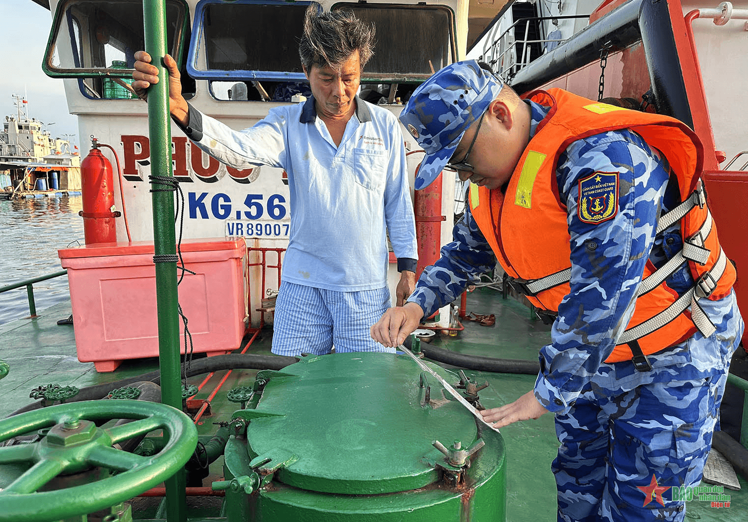 Đoàn Trinh sát số 2, Cảnh sát biển Việt Nam bắt giữ 2 tàu sang mạn dầu DO không có giấy tờ hợp pháp