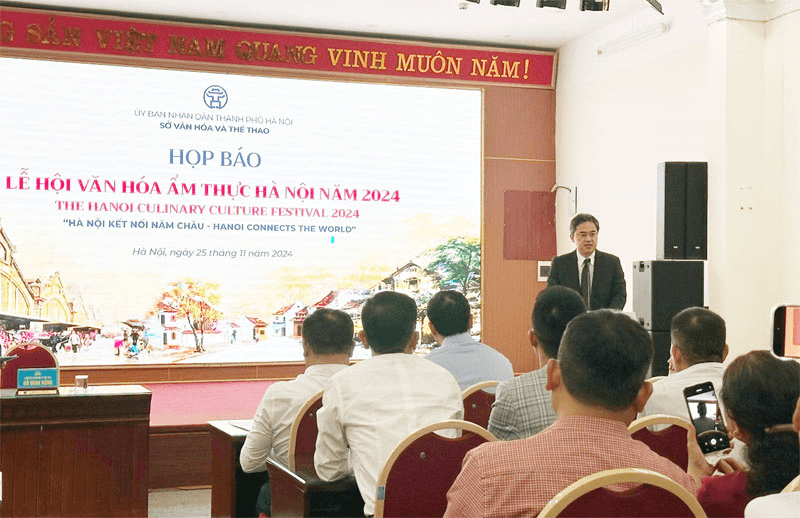 Trải nghiệm phở truyền thống và "phở số" tại Lễ hội văn hóa ẩm thực Hà Nội