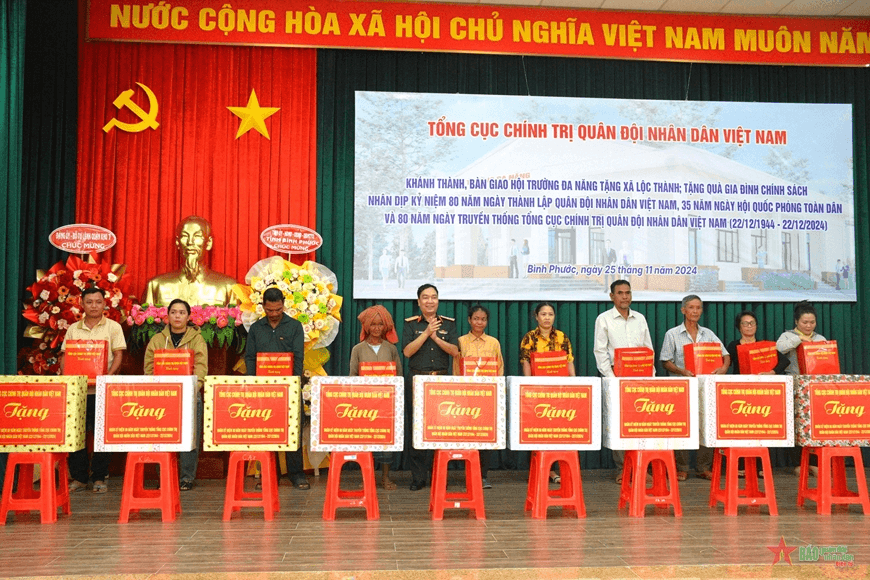 Đoàn công tác Tổng cục Chính trị dâng hương, trao nhà tình nghĩa tại Bình Phước