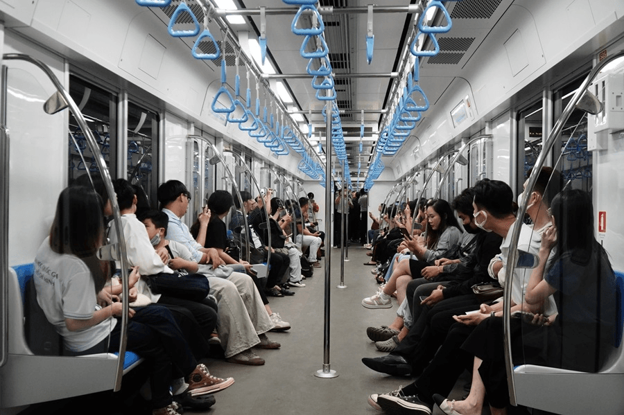 Háo hức trải nghiệm tuyến metro đầu tiên