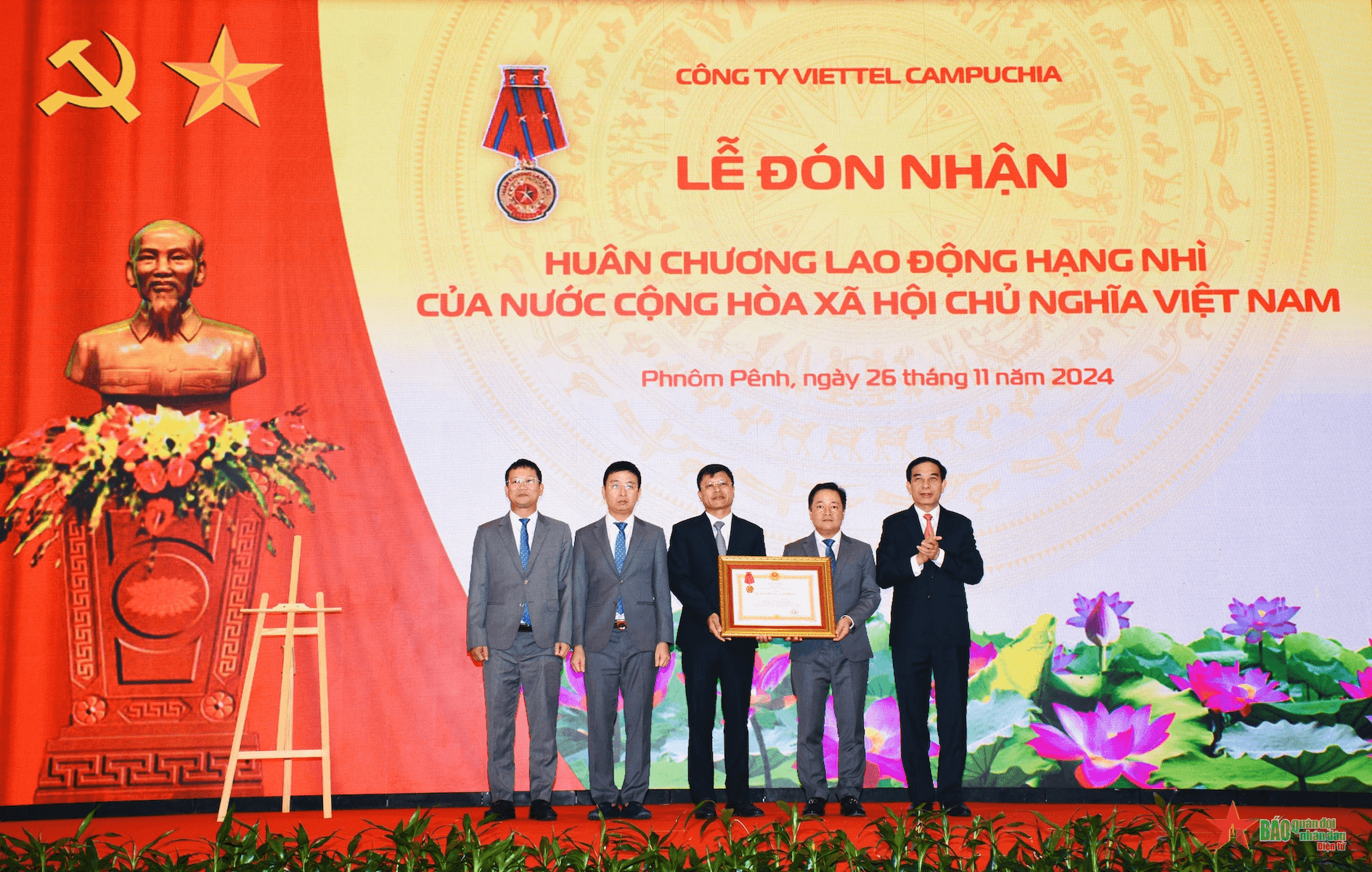 Metfone đón nhận Huân chương Lao động hạng Nhì