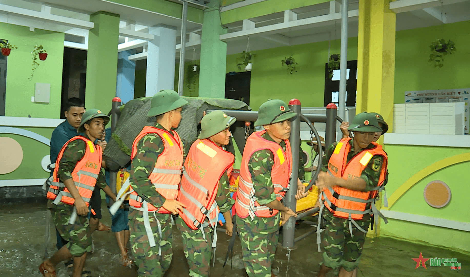 Bộ CHQS tỉnh Thừa Thiên Huế huy động lực lượng giúp dân khắc phục mưa lũ
