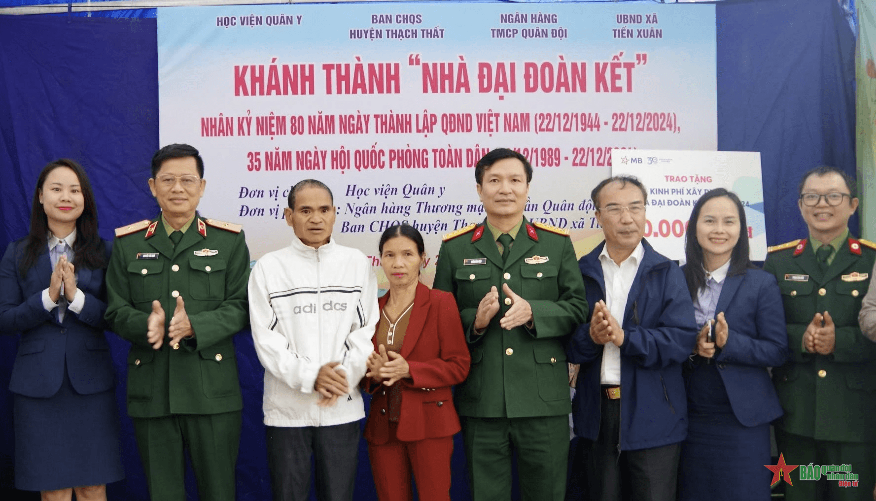 Học viện Quân y trao nhà "Đại đoàn kết" tặng gia đình có hoàn cảnh khó khăn của huyện Thạch Thất