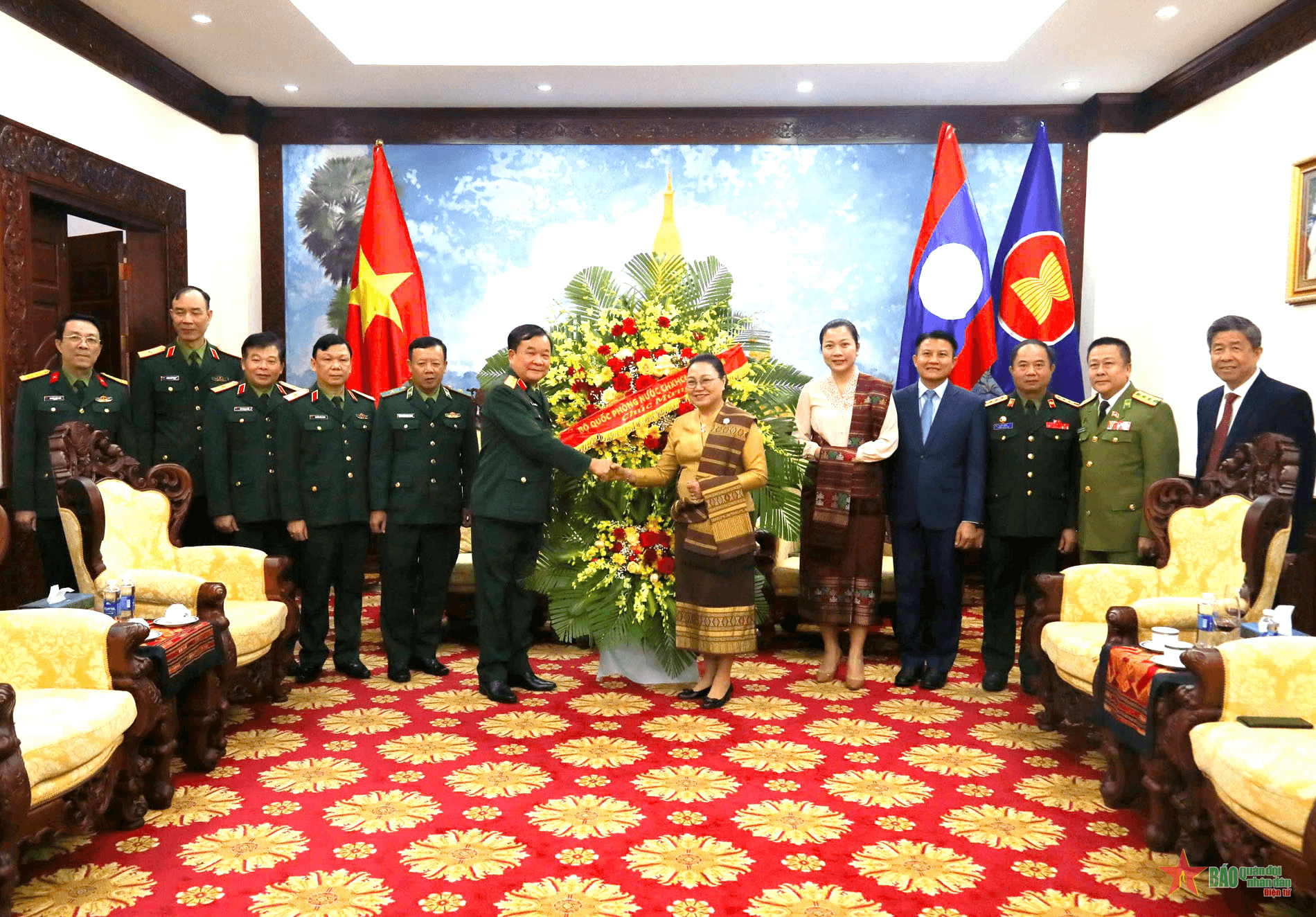 Bộ Quốc phòng Việt Nam chúc mừng 49 năm Quốc khánh Lào