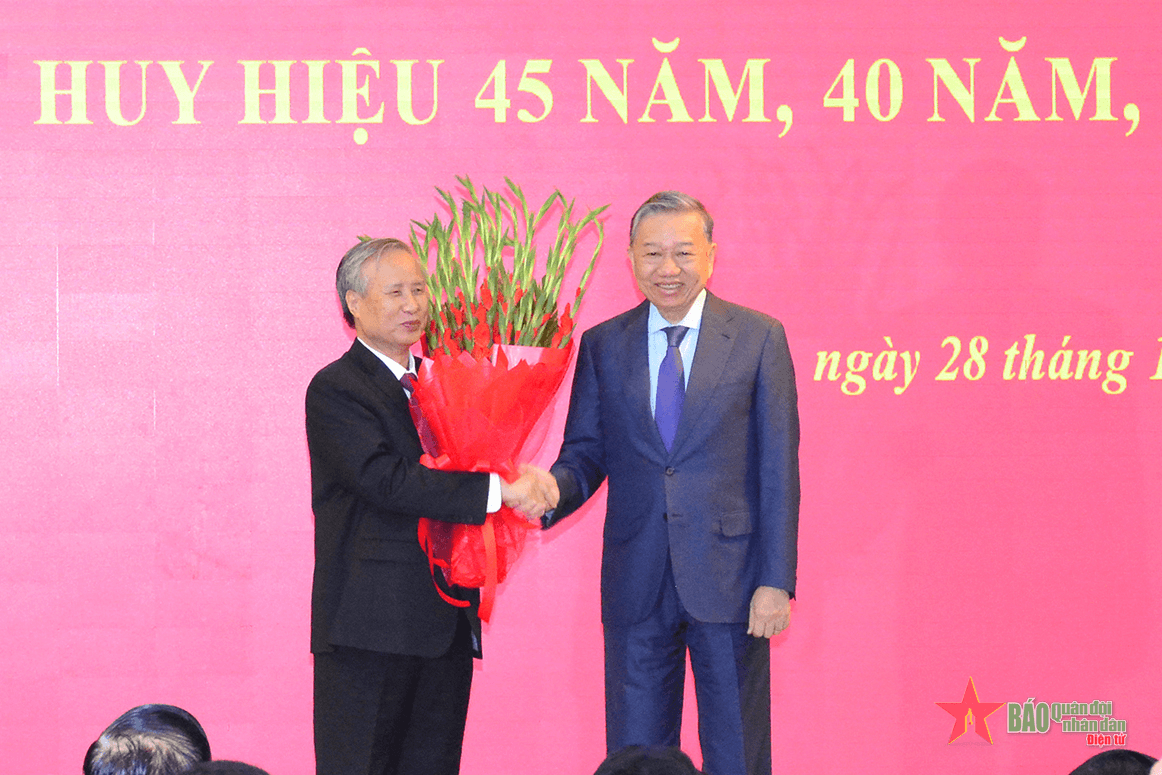 Tổng Bí thư Tô Lâm trao Huy hiệu 45 năm tuổi Đảng tặng đồng chí Trần Quốc Vượng