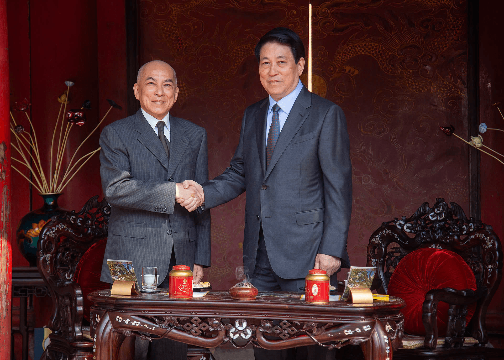 Chủ tịch nước Lương Cường cùng Quốc vương Campuchia Norodom Sihamoni thăm và thưởng trà tại Văn Miếu-Quốc Tử Giám