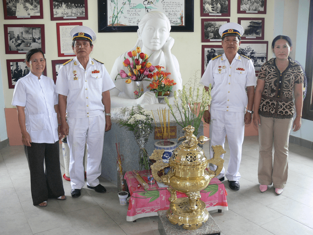 Bác sĩ Đặng Thùy Trâm với thủy thủ tàu không số