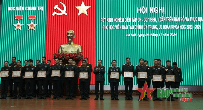 Học viện Chính trị rút kinh nghiệm diễn tập cho học viên đào tạo chính ủy cấp trung, lữ đoàn