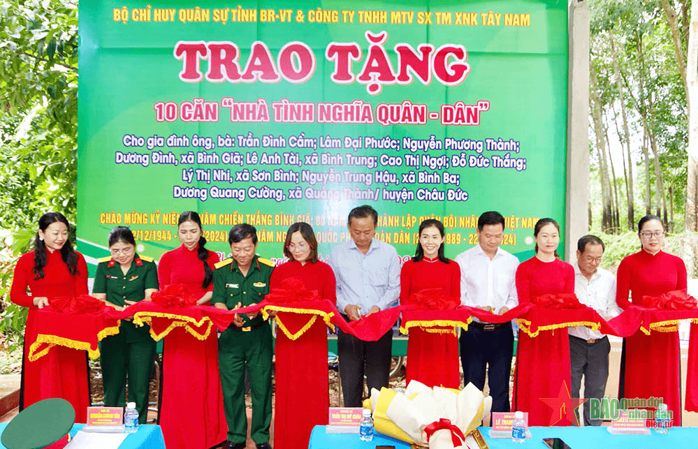 Bộ CHQS tỉnh Bà Rịa-Vũng Tàu trao tặng 10 căn nhà tình nghĩa quân dân