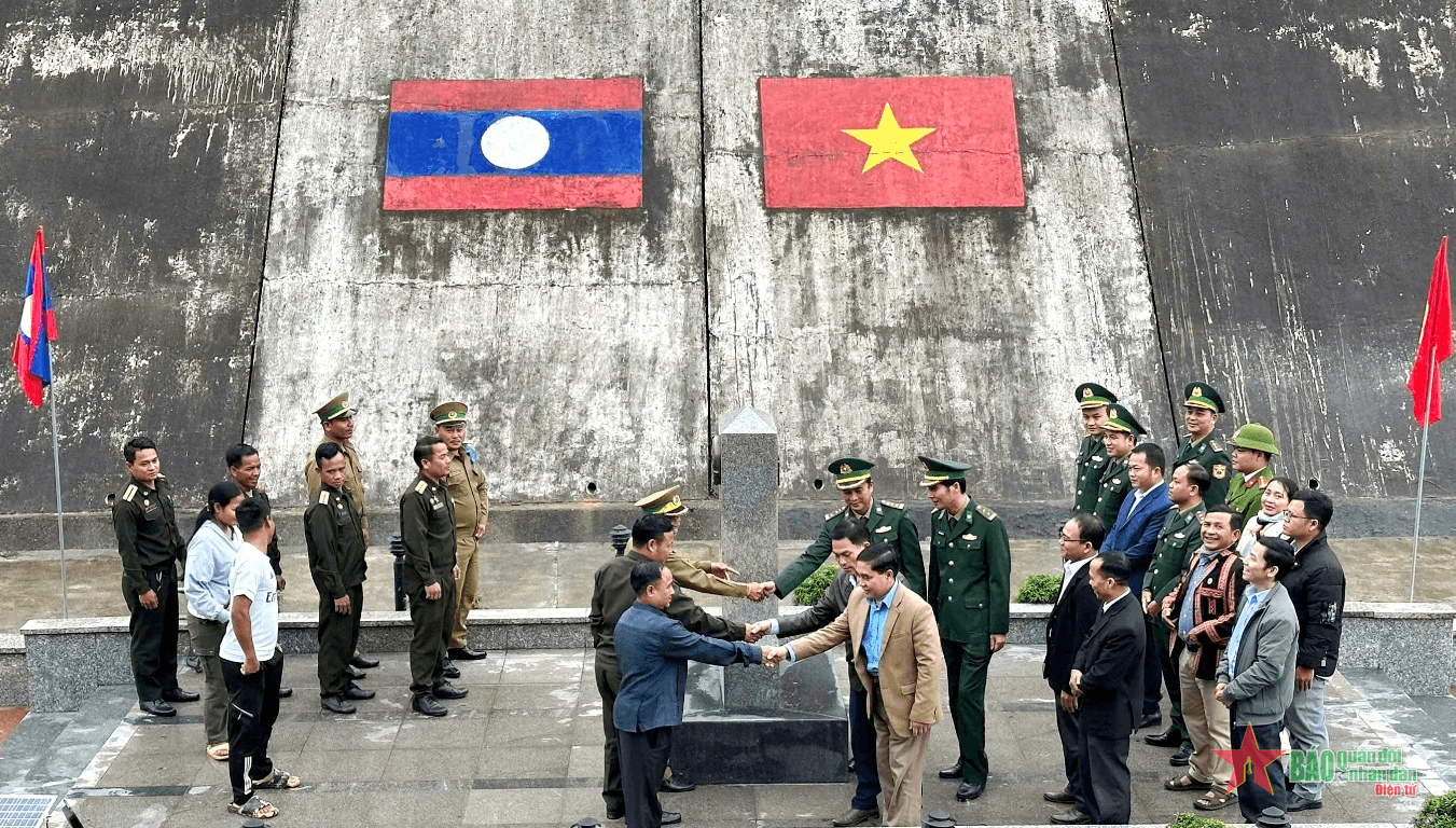 Đồn Biên phòng cửa khẩu A Đớt thăm, tặng quà Đại đội Bảo vệ Biên giới 531