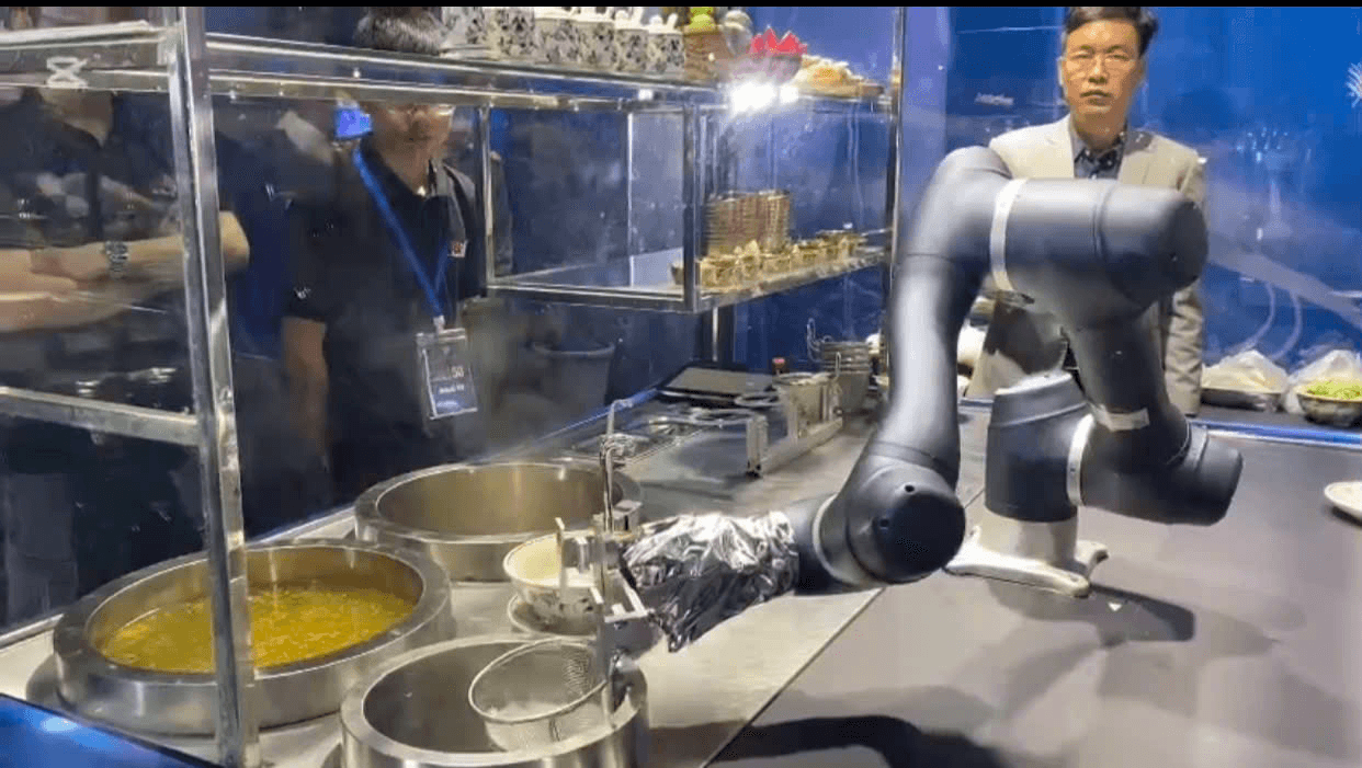 Video cận cảnh robot chế biến phở phục vụ người dân