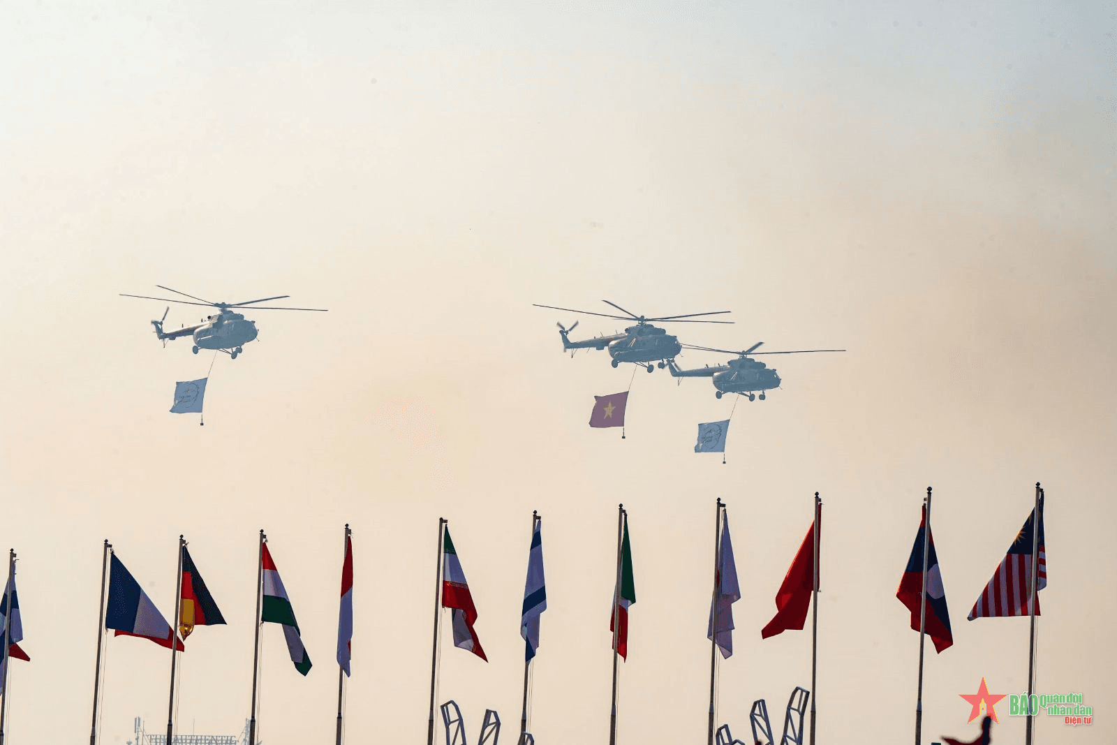 Người dân Hà Nội thích thú với bài bay biểu diễn của máy bay chiến đấu Su-30 và trực thăng Mi-8/171