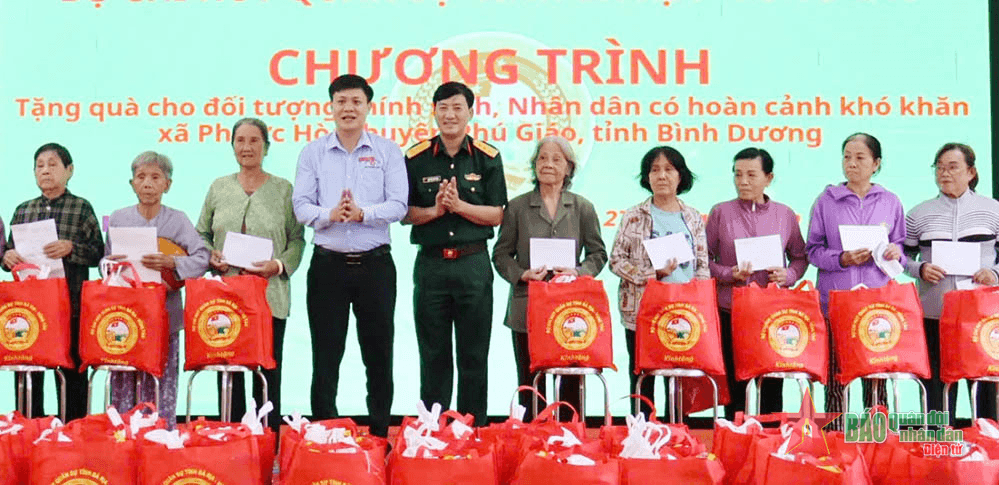Những phần quà ấm tình quân dân