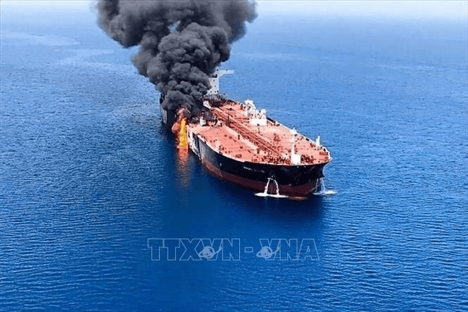 Houthi tuyên bố tấn công tàu khu trục Mỹ
