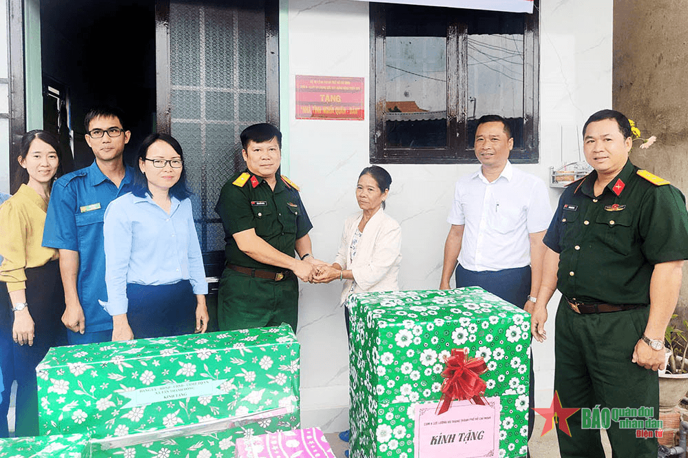 Cụm thi đua 9 - lực lượng vũ trang TP Hồ Chí Minh trao tặng nhà tình nghĩa quân dân