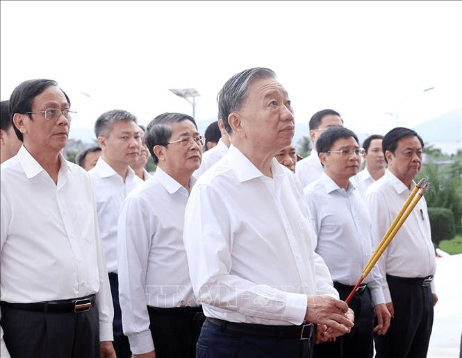 Tổng Bí thư Tô Lâm dâng hương tại Nghĩa trang Liệt sĩ tỉnh Ninh Thuận