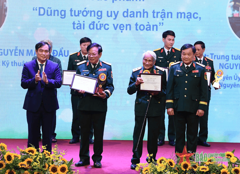 Những tấm gương bình dị mà cao quý: Ở Trung tướng Nguyễn Quốc Thước, trí dũng đã hòa quyện với nhân văn